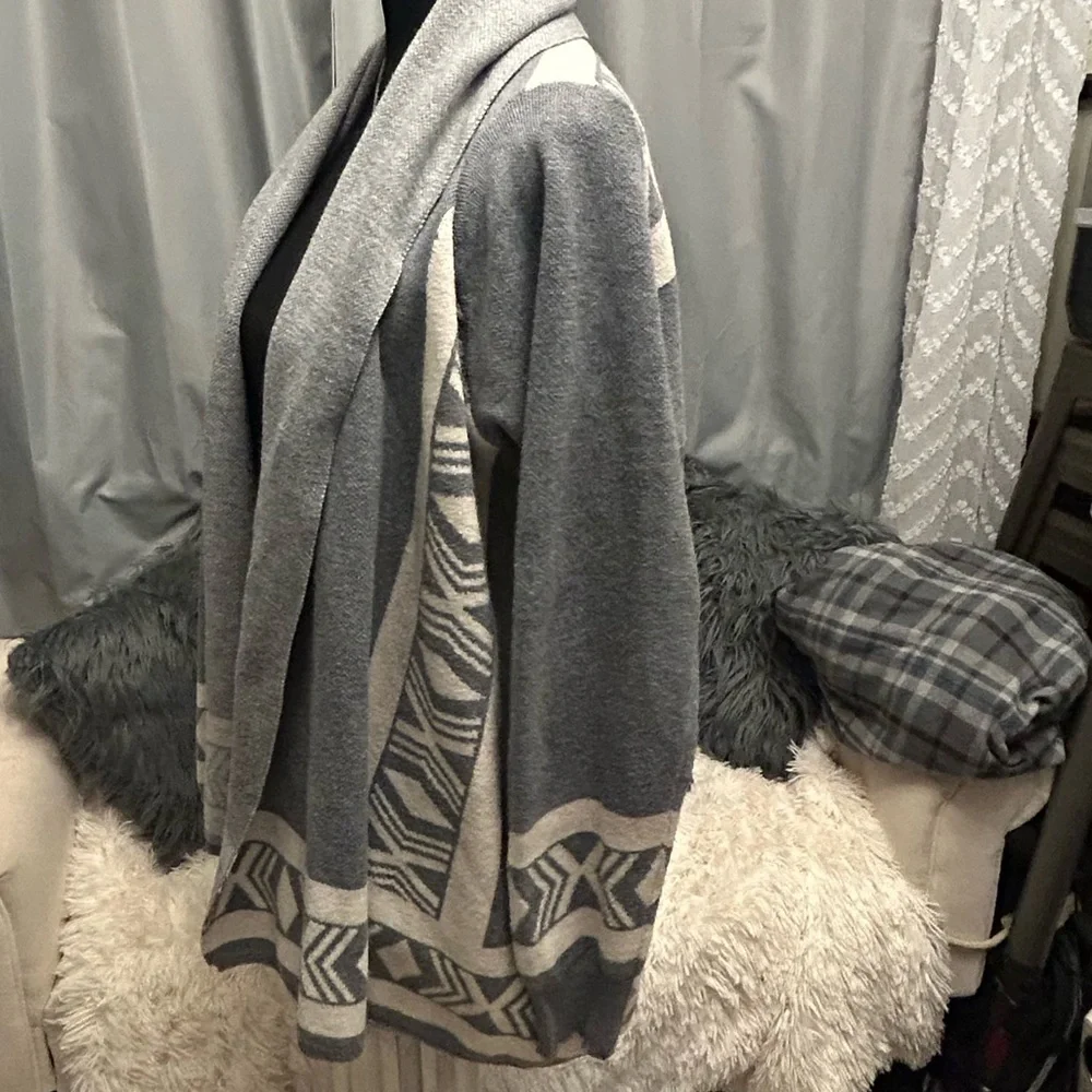 lapis 💋wool blend sweater poncho Aztec print grey white. M - Picture 3 of 6